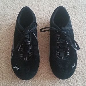 Womens Black PUMA athletic shoes size 6.5
